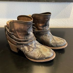Women’s Freebird Casey Booties in Blue Multi Snake Size 8.